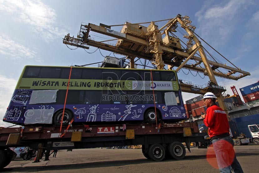  Petugas mengawasi proses penurunan Bus Tingkat Wisata di Pelabuhan Tanjung Priok, Jakarta, Selasa (14/1). ( Republika/Adhi Wicaksono)