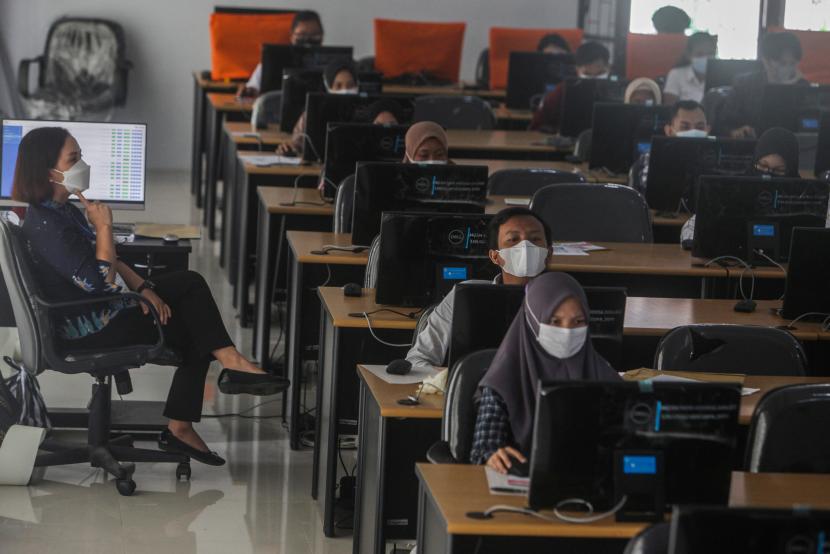 Pengumuman SBMPTN 2021 Bisa Dilihat Hari Ini. Foto:  Petugas mengawasi Ujian Tulis Berbasis Komputer (UTBK) Seleksi Bersama Masuk Perguruan Tinggi Negeri (SBMPTN) 2021 gelombang 1, di Universitas Palangkaraya, Kalimantan Tengah, Selasa (13/4/2021). Sebanyak 4.405 orang peserta mengikuti UTBK SBMPTN di universitas tersebut yang dilaksanakan dalam 2 gelombang mulai dari 12 April - 2 Mei 2021 dengan menerapkan protokol kesehatan COVID-19 yang ketat.
