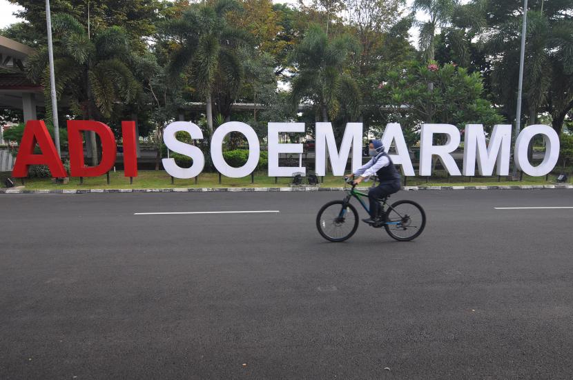 Petugas mengayuh sepeda di area jalan Bandara Adi Soemarmo, Boyolali, Jawa Tengah, Senin (11/5/2020). Meskipun Bandara Adi Soemarmo telah dibuka kembali, namun aktivitas di bandara tersebut masih terpantau sepi karena masih sedikitnya pengajuan jam penerbangan dari pesawat komersial.