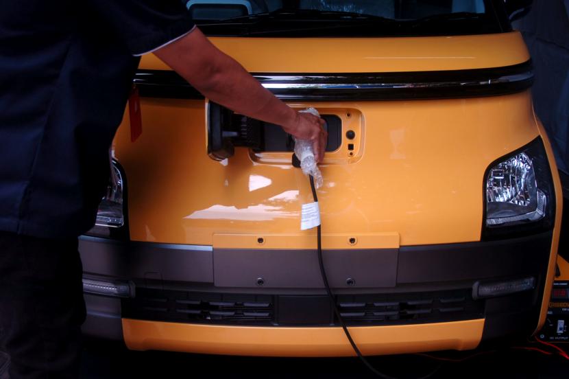 Petugas mengecas mobil listrik. Kehadiran pabrik baterai Indonesia diharapkan mampu menekan harga kendaraan listrik (EV).