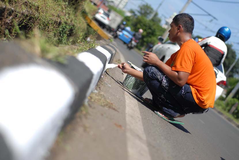 Dinas Pekerjaan Umum dan Penataan Ruang (PUPR) Kabupaten Bogor, Jawa Barat, melalui pihak ketiga, melakukan pembongkaran pembatas jalan atau kanstin yang baru tiga bulan dipasang di Jalan Alternatif Sentul, Bogor. (Ilustrasi kanstin)