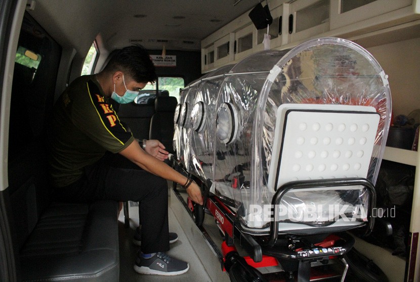 Petugas mengecek alat khusus penanganan pasien terjangkit virus corona (Covid-19) di atas mobil ambulans di depan gedung Rumah sakit Umum Pusat (RSUP) Dr. Wahidin Sudirohusodo, Makassar, Sulawesi Selatan. (ilustrasi)
