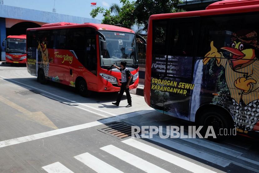 Petugas mengecek angkutan aglomerasi bus Trans Jateng.