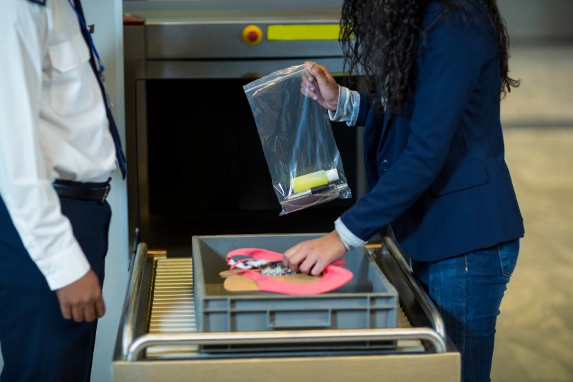 Petugas mengecek barang bawaan calon penumpang pesawat (ilustrasi). Ada beberapa hal yang sebaiknya penumpang hindari agar perjalanan tak terhambat.