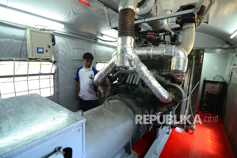   Petugas mengecek gerbong kereta api pembangkit argo Parahyangan jurusan Bandung-Jakarta berbahan bakar Liqufied Natural Gas (LNG), di Stasiun Bandung, Kota Bandung, Selasa (20/12). 