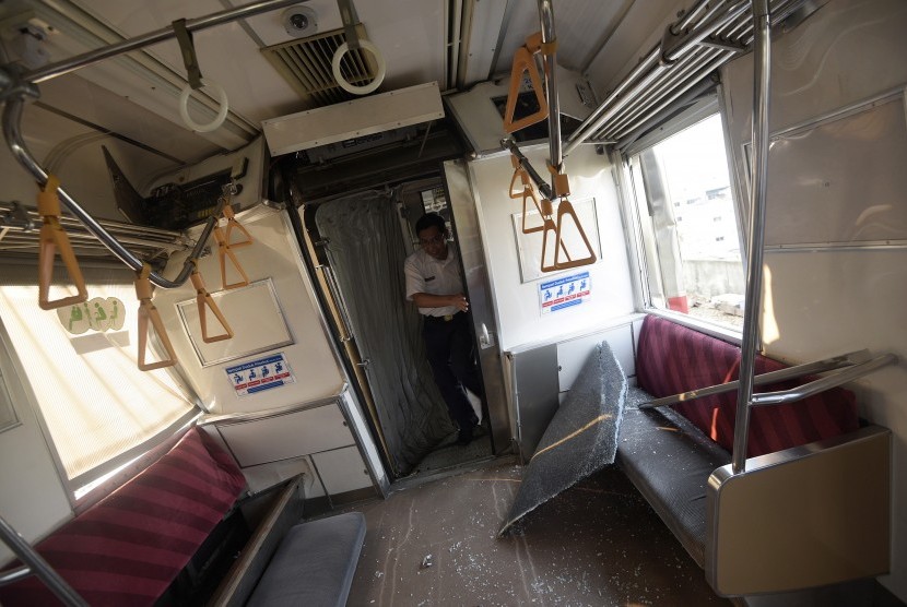 Petugas mengecek gerbong yang rusak akibat tabrakan Kereta Rel Listrik (KRL) di Stasiun Juanda, Rabu (23/9).