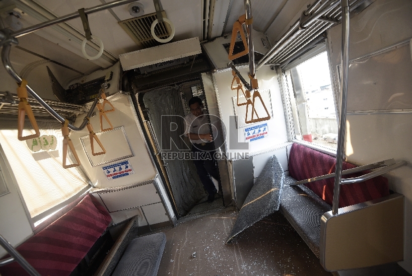 Petugas mengecek gerbong yang rusak akibat tabrakan Kereta Rel Listrik (KRL) di Stasiun Juanda, Rabu (23/9).ANTARA FOTO/Sigid Kurniawan