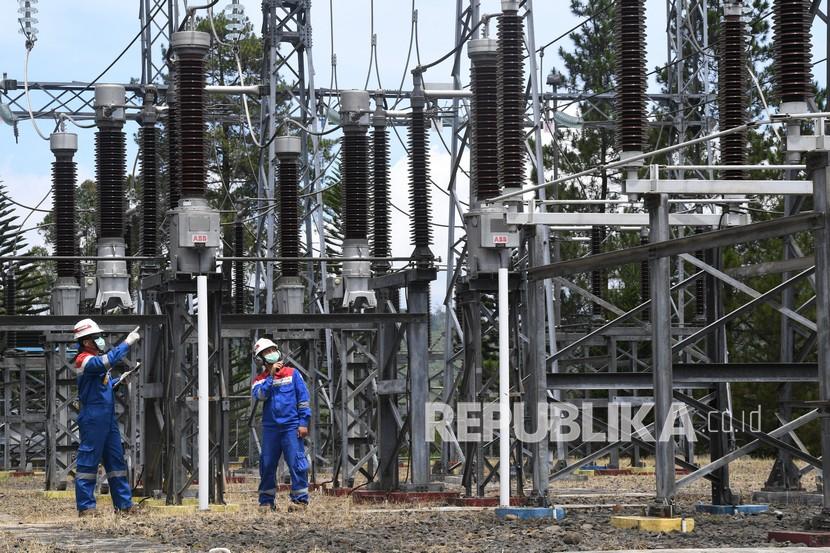 Petugas mengecek instalasi di PLTP Kamojang, Garut, Jawa Barat. Dengan total kapasitas terpasang 2.133 MW, saat ini Indonesia merupakan negara terbesar kedua dengan potensi panas bumi di dunia, setelah Amerika Serikat.