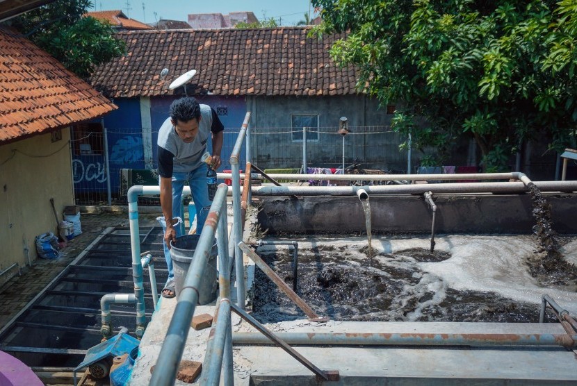 Petugas mengecek kadar air di Instalasi Pengolahan Air Limbah - IPAL (ilustrasi).