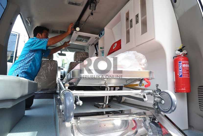 Petugas mengecek kelengkapan Ambulan gratis di Kali Baru, Jakarta Utara, Rabu (28/1). 