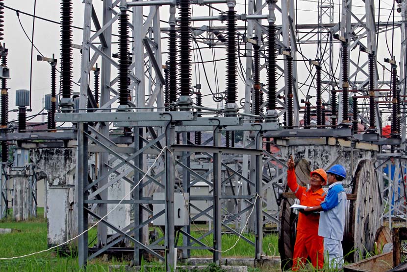  Petugas mengecek kelistrikan di Gardu Induk PLN, ilustrasi