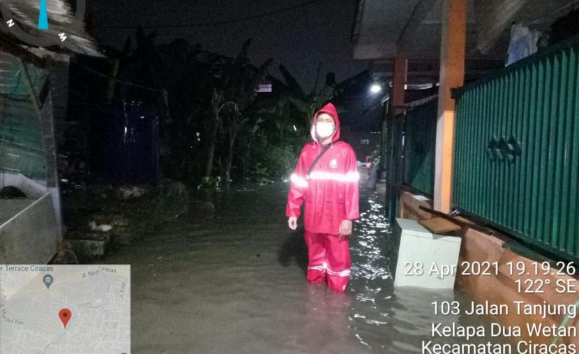 Petugas mengecek kondis banjir di Jalan Tanjung, Kelurahan Kelapa Dua Wetan, Ciracas, Jakarta Timur, Rabu (28/4).