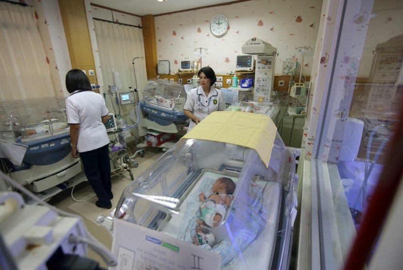 Petugas mengecek kondisi bayi kembar empat yang masih dalam perawatan intensif dokter di ruang NICU (Neonatal Invasive Care Unit) RS Siloam Surabaya, Jawa Timur, Senin (14/11).
