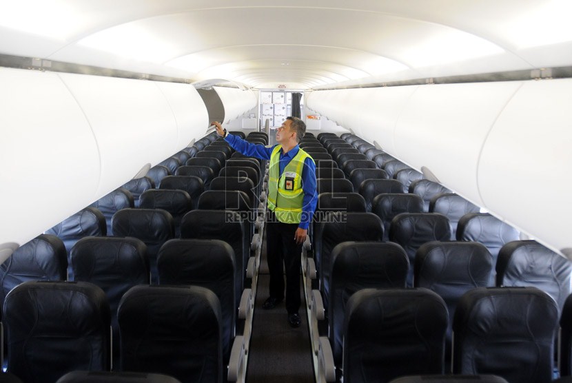   Petugas mengecek kondisi kabin penumpang pesawat Airbus A320 terbaru milik Mandala Airlines di Bandara Internasional Soekarno Hatta, Tangerang, Banten, Kamis (14/3).    (Republika/Aditya Pradana Putra)