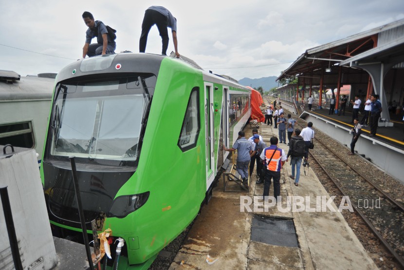 Petugas mengecek kondisi Kereta Rel Diesel Elektrik (KRDE) Bandara Internasional Minangkabau (BIM), seusai membuka pembungkus terpal, di Stasiun Simp Haru, Padang, Sumatera Barat, Jumat (23/2). 