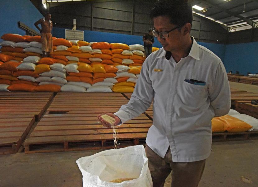 Petugas mengecek kualitas beras di Gudang Perum Bulog (ilustrasi). Perum Bulog Subdivre Bangka Provinsi Kepulauan Bangka Belitung memastikan stok beras medium cukup hingga tiga bulan ke depan. 