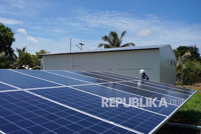 Petugas mengecek panel surya di Kampung Wejim Timur, Distrik Kepulauan Sembilan, Kabupaten Raja Ampat, Papua Barat, Rabu (3/2). Kementerian ESDM menyebutkan tenaga surya akan mendominasi dalam menunjang kenaikan angka pemanfaatan energi baru terbarukan di masa depan.