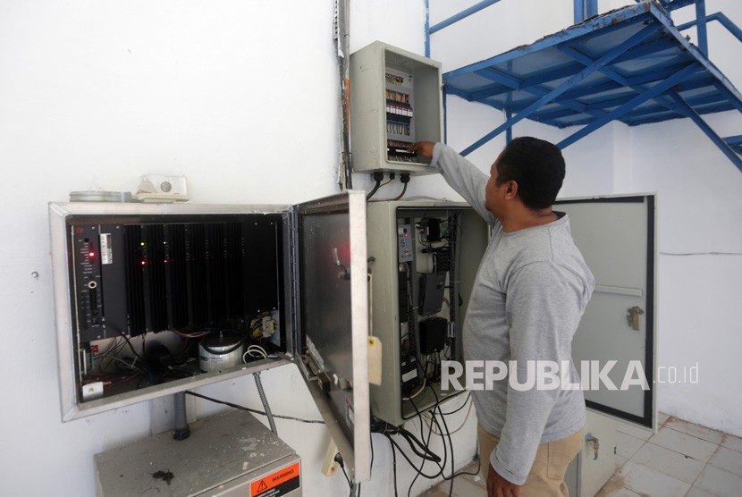 Petugas mengecek perangkat server sirene sistem peringatan dini tsunami saat uji coba rutin di Banda Aceh, Aceh, Senin (26/11/2018).