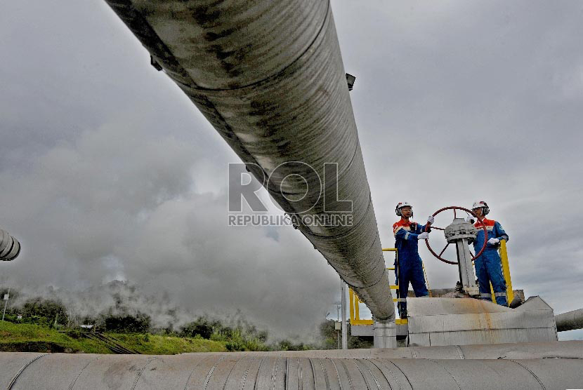 Petugas mengecek produksi energi panas bumi yang dioperasikan oleh PT. Pertamina Geothermal Energy Area Ulubelu, Lampung, Senin, (14/12).Republika/Edwin Dwi Putranto