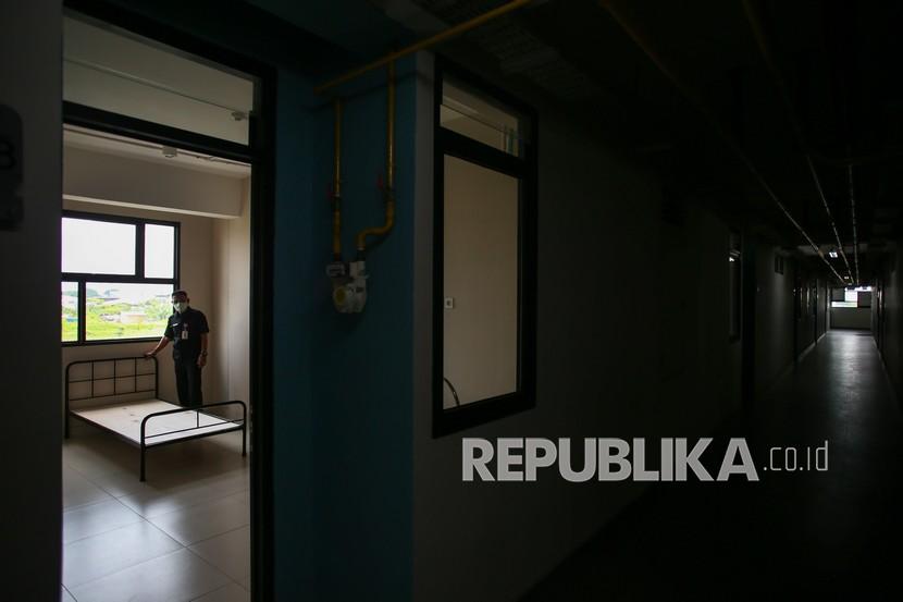 Petugas mengecek tempat tidur salah satu kamar di Rusun Daan Mogot, Jakarta, Jumat (4/2/2022). Dua tower di Rusun Daan Mogot Jakarta Barat disiapkan menjadi tempat isolasi mandiri bagi pasien positif COVID-19 guna mengantisipasi jika kapasitas rumah sakit sudah tidak bisa menampung lagi. 