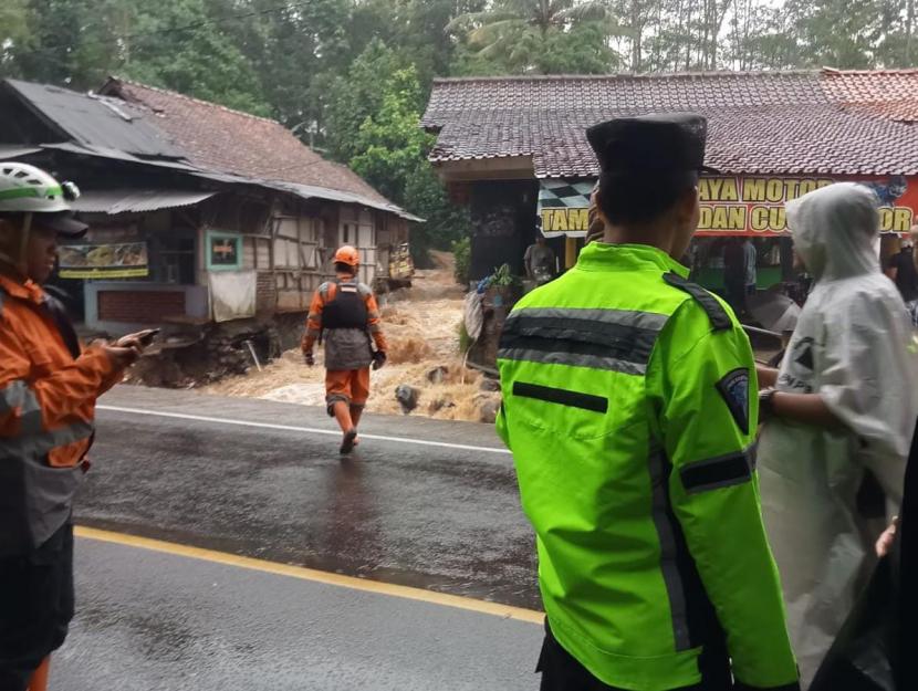 Petugas mengecek TKP seorang pengendara sepeda motor yang hanyut terbawa banjir di Kecamatan Cihaurbeuti, Kabupaten Ciamis, Jumat (7/10/2022).