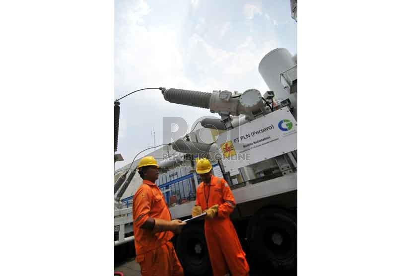 Petugas mengecek trafo mobile di Gardu Induk PLN Karet Baru, Jakarta, Senin (25/8). (Republika/Prayogi).