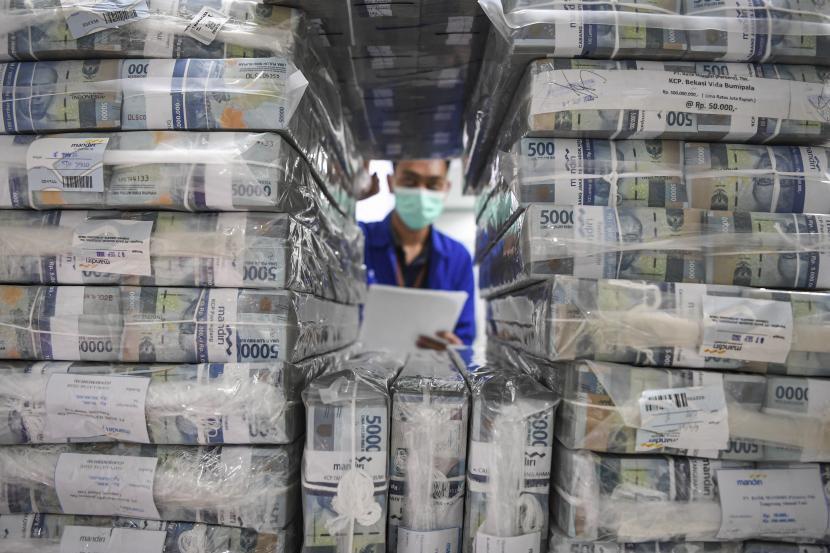 Petugas mengecek uang tunai (ilustrasi). Posisi cadangan devisa Indonesia pada akhir Juli 2023 tercatat sebesar 137,7 miliar dolar AS atau sekitar Rp 2.088,8 triliun. 