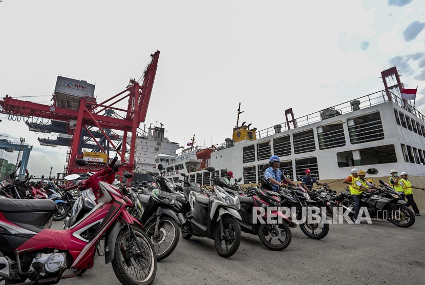 Petugas mengeluarkan sepeda milik peserta mudik gratis dengan kapal laut. (Ilustrasi)