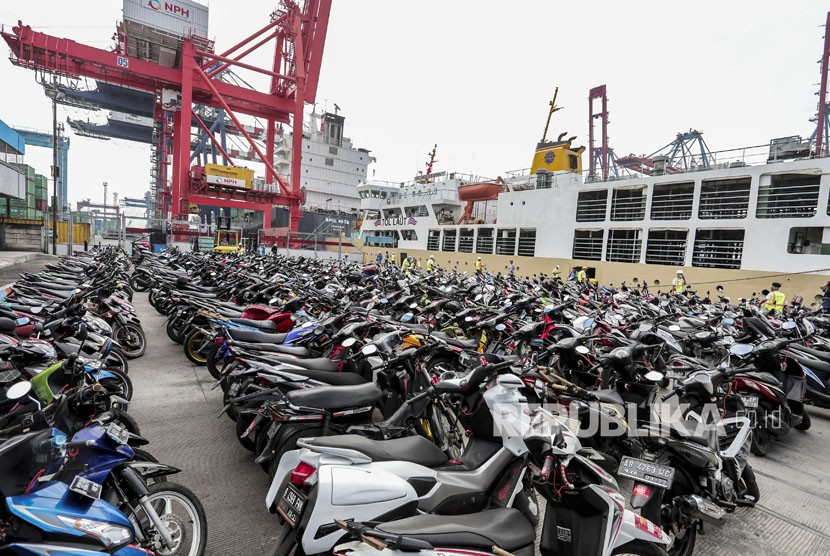 Petugas mengeluarkan sepeda motor milik peserta mudik gratis dengan kapal laut di Pelabuhan Tanjung Priok, Jakarta, Rabu (20/6).