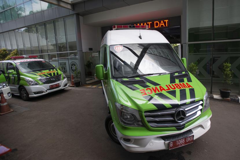 Petugas mengendarai mobil Ambulans Gawat Darurat (AGD) 