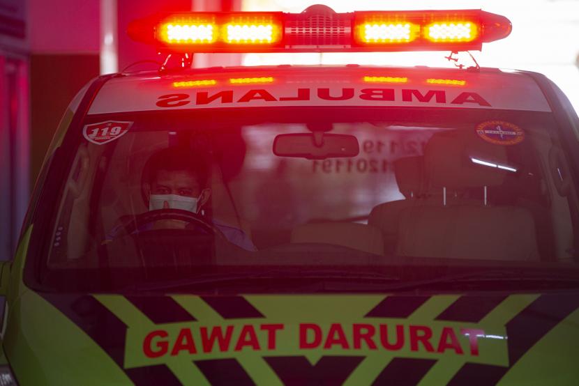 Petugas mengendarai mobil layanan Ambulans Gawat Darurat (AGD) di Kantor Dinas Kesehatan (Dinkes) DKI Jakarta, Jakarta, Jumat (25/6/2021). Permintaan masyarakat terhadap layanan AGD Dinkes DKI Jakarta meningkat sekitar 139 persen dalam dua pekan terakhir seiring jumlah kasus positif COVID-19 yang naik beberapa waktu terakhir ini.