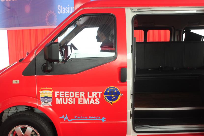 Petugas mengendarai mobil listrik pada uji coba angkutan Feeder LRT dan Bus Rapid Transit (BRT) berbasis mobil listrik di halaman Asrama Haji Palembang, Sumatra Selatan, Sabtu (27/8/2022). 