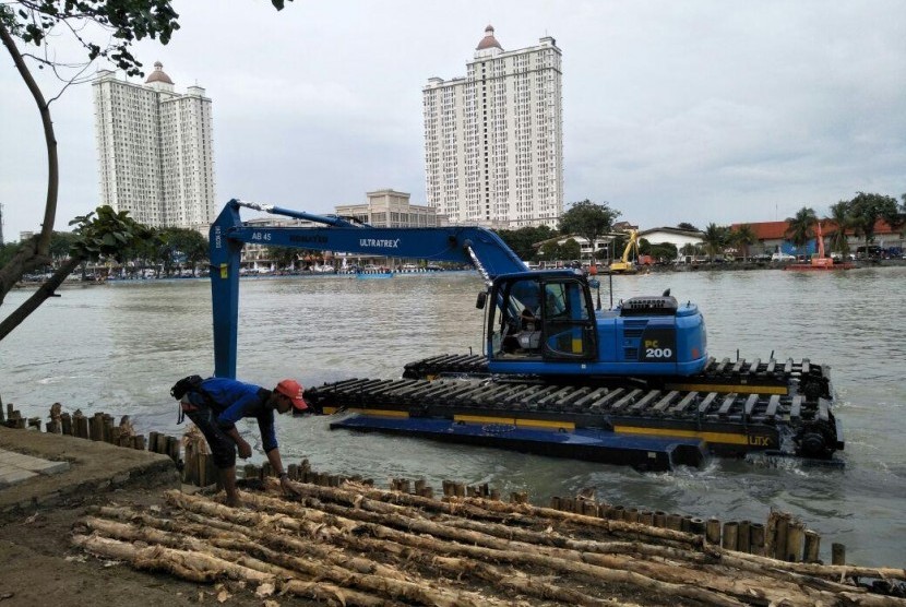 Petugas mengerjakan penataan Danau Sunter, Tanjung Priok, Jakarta Utara, Kamis (22/2). 