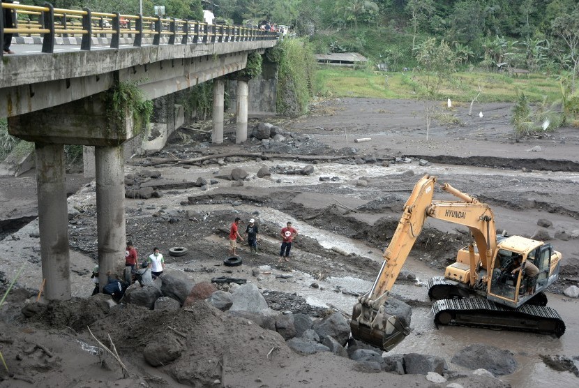 Petugas mengerjakan pengerukan aliran Sungai Yeh Sah, Karangasem, Bali, Sabtu (3/12). 