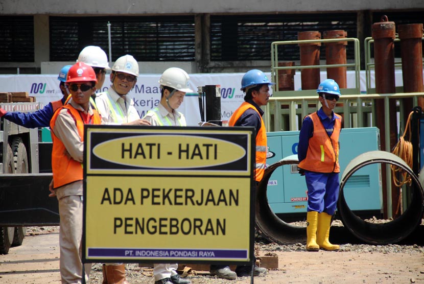  Petugas mengerjakan proyek pembangunan Stasiun Mass Rapid Transit (MRT) di Dukuh Atas, Jakarta, Kamis (10/10).  (Republika/Yasin Habibi)