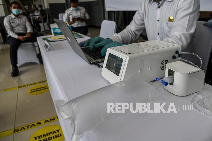 Petugas mencoba kantong napas lewat alat GeNose C19 di Stasiun Pasar Senen, Jakarta Pusat, Sabtu (23/1/2021).