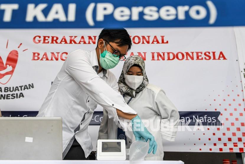 Petugas mengetes kantong nafas milik pegawai PT KAI (Persero) dengan GeNose di Jakarta (ilustrasi). Mulai pekan ini calon penumpang boleh menggunakan hasil tes GeNose untuk melengkapi syarat dokumen keberangkatan menggunakan KA.
