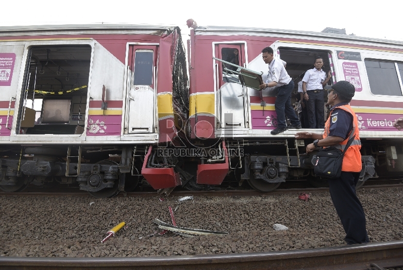 Petugas mengevakuasi barang barang yang ada di gerbong ketika terjadi tabrakan Kereta Rel Listrik (KRL) di Stasiun Juanda, Rabu (23/9).ANTARA FOTO/Sigid Kurniawan