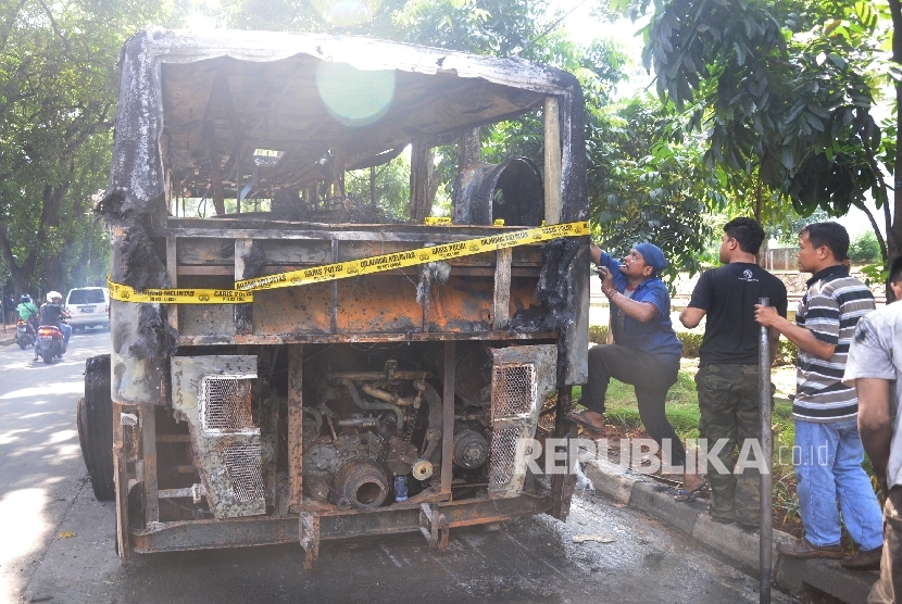 Petugas mengevakuasi bus Transjakarta koridor 6 jurusan Ragunan-Dukuh Atas yang terbakar di Jalan Cimahi, Latuharhari, Jakarta Pusat, Jumat (29/1). (Republika/Yasin Habibi) 