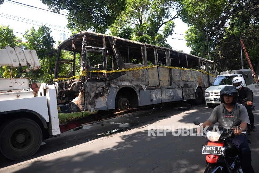 Petugas mengevakuasi bus Transjakarta koridor 6 yang terbakar.  (Republika/Yasin Habibi)