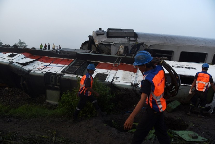 Petugas mengevakuasi gerbong KA Sancaka yang kecelakaan di Ngawi, Jawa Timur, Sabtu (7/4). Peristiwa tabrakan Kereta Sancaka dengan truk trailer tersebut menyebabkan seorang masinis kereta itu meninggal.