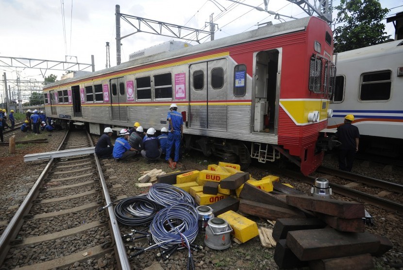 Petugas mengevakuasi Kereta Rel Listrik (KRL) rute Manggarai-Duri yang anjlok di antara lintasan Manggarai-Sudirman, Manggarai, Jakarta, Rabu (6/4). 