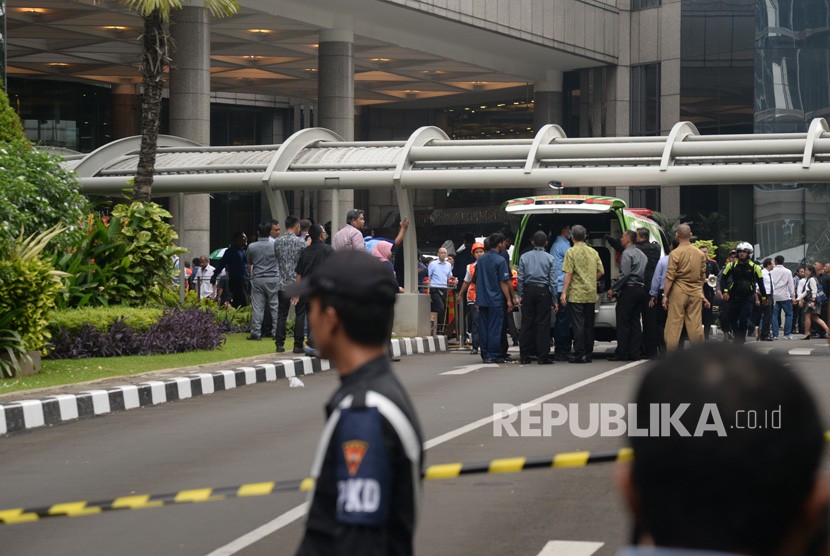  Petugas mengevakuasi korban ambruknya selasar gedung Tower II gedung BEI, di Jakarta, Senin (15/1). Jumlah korban sementara 75 orang dan sudah dirujuk ke rumah sakit. Penyebab ambruknya selasar masih belum diketahui, menunggu investigasi