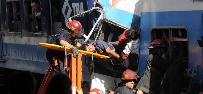 Petugas mengevakuasi korban dari kecelakaan kereta api di Buenos Aires, Argentina