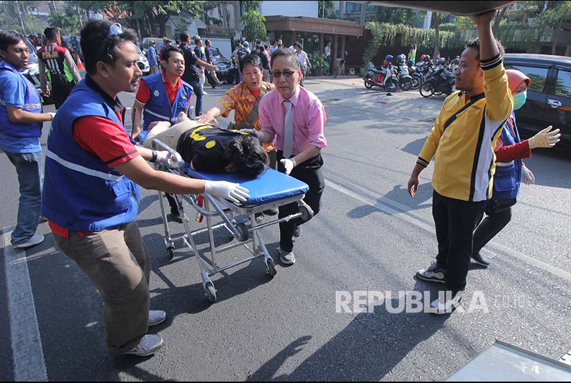 Evacuation of victims of church bombing at Gereja Kristen Indonesia, Diponegoro Street, Surabaya, East Java, Sunday (May 13).