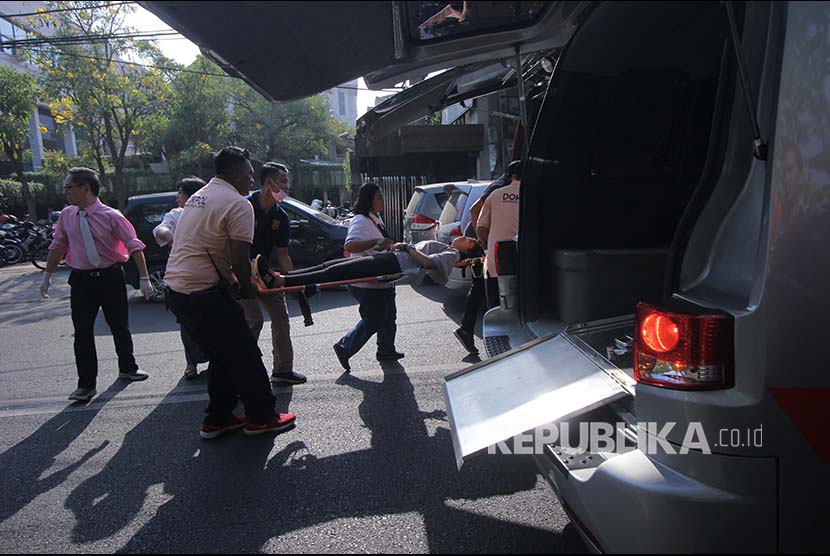 Petugas mengevakuasi korban di lokasi ledakan di Gereja Kristen Indonesia, Jalan Diponegoro, Surabaya, Jawa Timur, Minggu (13/5).