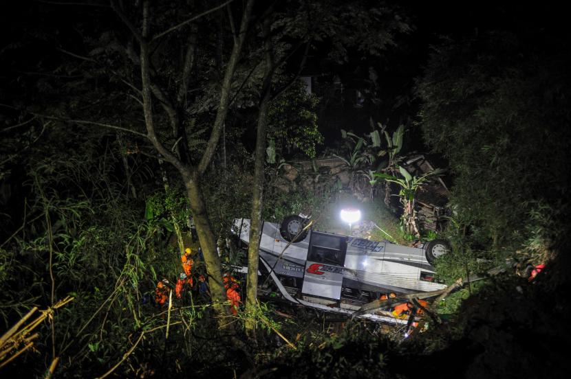 Petugas mengevakuasi korban kecelakaan bus PO Sri Padma Kencana di Wado, Kabupaten Sumedang, Jawa Barat, Rabu (10/3/2021).