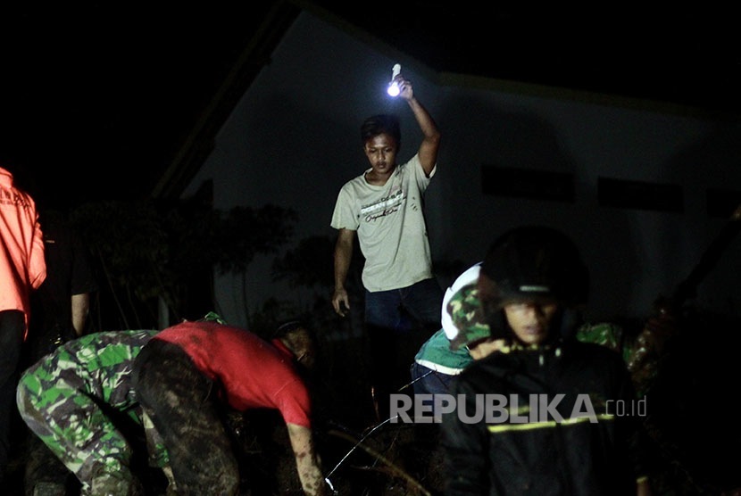 Petugas mengevakuasi korban longsor dan banjir bandang di desa Sambungrejo, Kecamatan Grabag, Kabupaten Magelang Jawa Tengah, Sabtu (29/4).