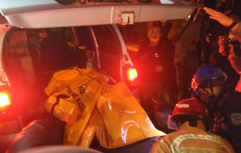 Petugas mengevakuasi korban meninggal dunia akibat kebakaran yang terjadi di kompleks pertokoan, Jalan RE Martadinata, Kecamatan Ciamis, Kabupaten Ciamis, Rabu (6/10). 