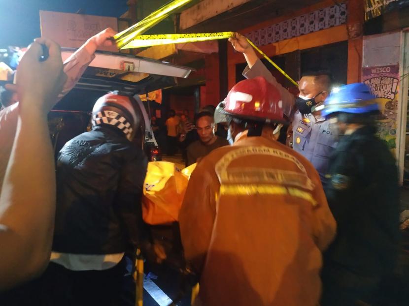Petugas mengevakuasi korban meninggal dunia akibat kebakaran yang terjadi di kompleks pertokoan, Jalan RE Martadinata, Kecamatan Ciamis, Kabupaten Ciamis, Rabu (6/10). 